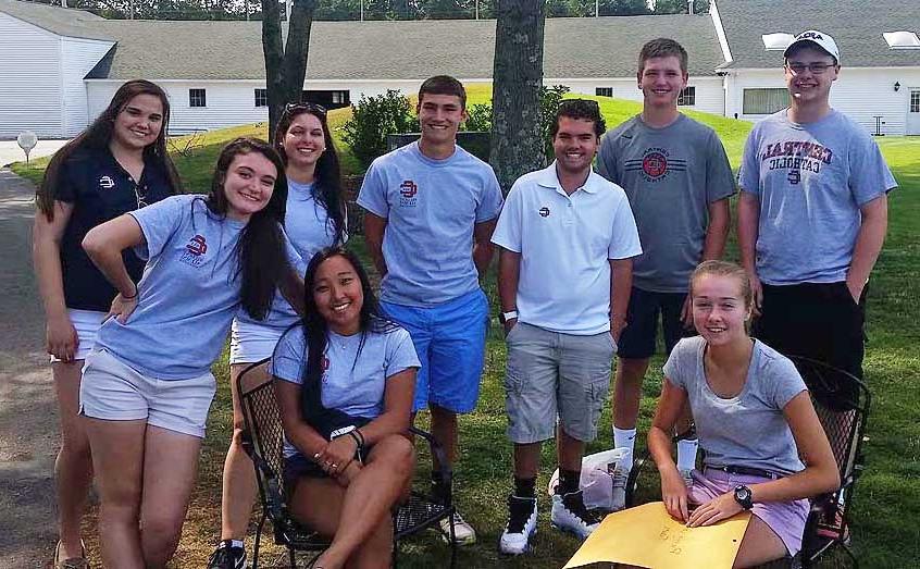 Group of nine student volunteers at the 高尔夫经典.